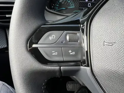 Photo 16 Peugeot 208  Hybrid 110 ch e-DCS6