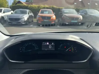 Photo 10 Peugeot 208  Hybrid 110 ch e-DCS6