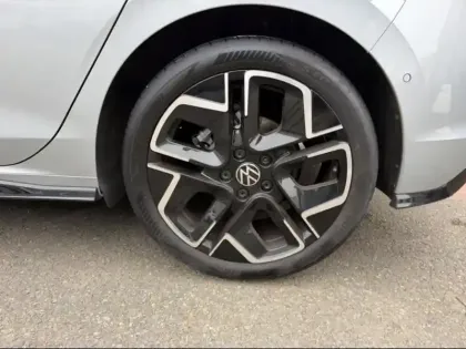 Photo 8 Volkswagen Golf  1.5 eTSI EVO2 116ch R-Line Edition DSG7