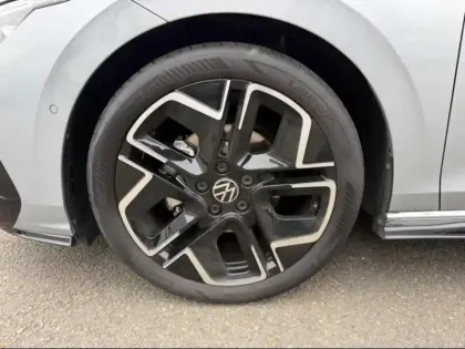 Photo 9 Volkswagen Golf  1.5 eTSI EVO2 116ch R-Line Edition DSG7