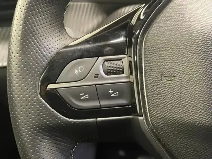 Photo 13 Peugeot 208  e- 136ch GT