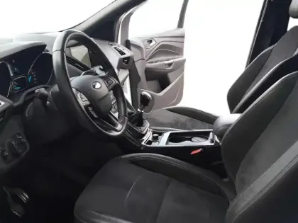 Photo 6 Ford Kuga  2.0 TDCi 150ch Stop&Start ST-Line 4x2