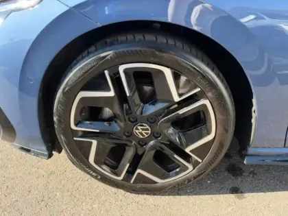 Photo 5 Volkswagen Golf  1.5 eTSI EVO2 116ch R-Line Edition DSG7