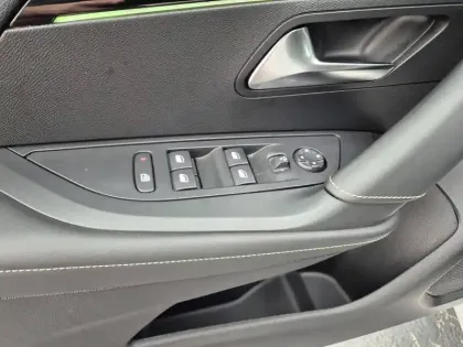 Photo 21 Peugeot 2008  Electrique 136 ch