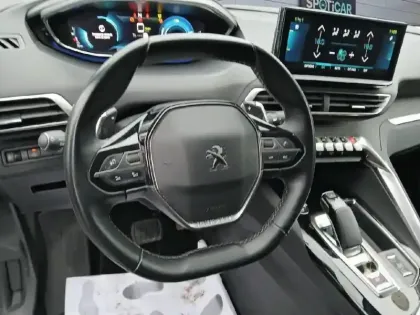 Photo 11 Peugeot 3008  Hybrid 225 e-EAT8 Allure Pack