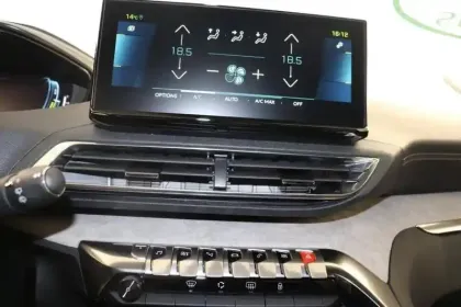 Photo 18 Peugeot 3008  Hybrid 225 e-EAT8