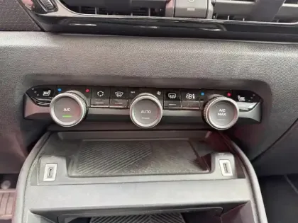 Photo 12 Citroën C4  BlueHDi 130 S&S EAT8 Feel Pack