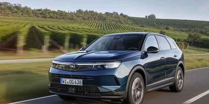 8. Opel Grandland Hybrid 136