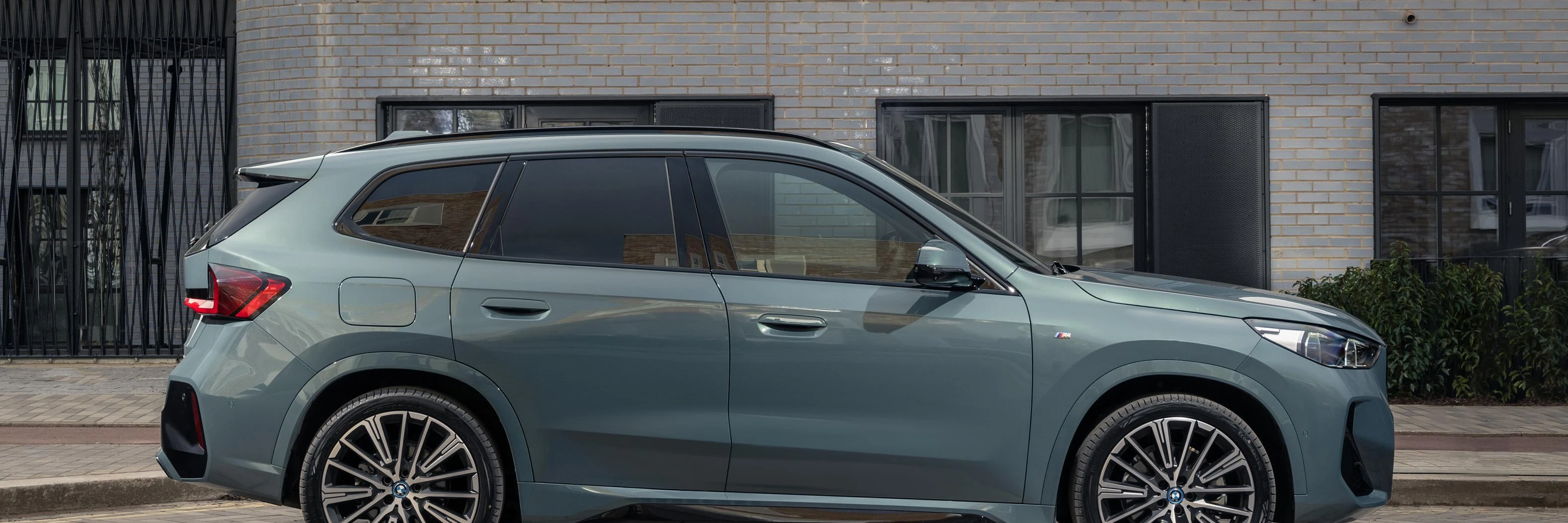 P90496579_highRes_bmw-ix1-xdrive30-m-s