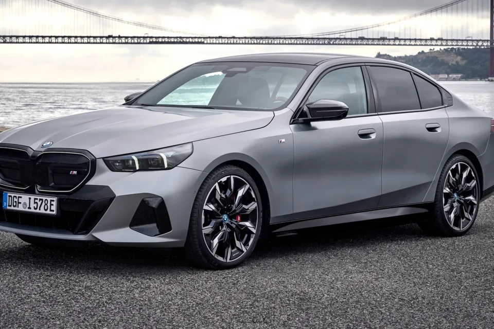 P90523135_highRes_the-bmw-i5-m60-xdriv